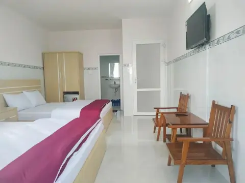 Queen Bee Hotel - Photo 4