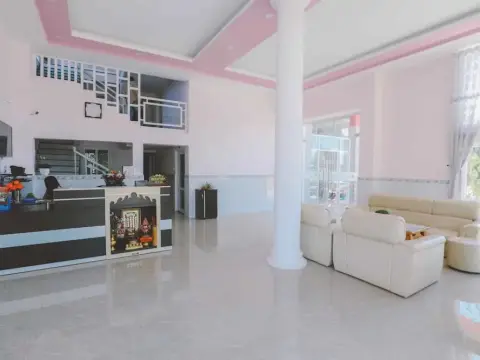 Queen Bee Hotel - Photo 2