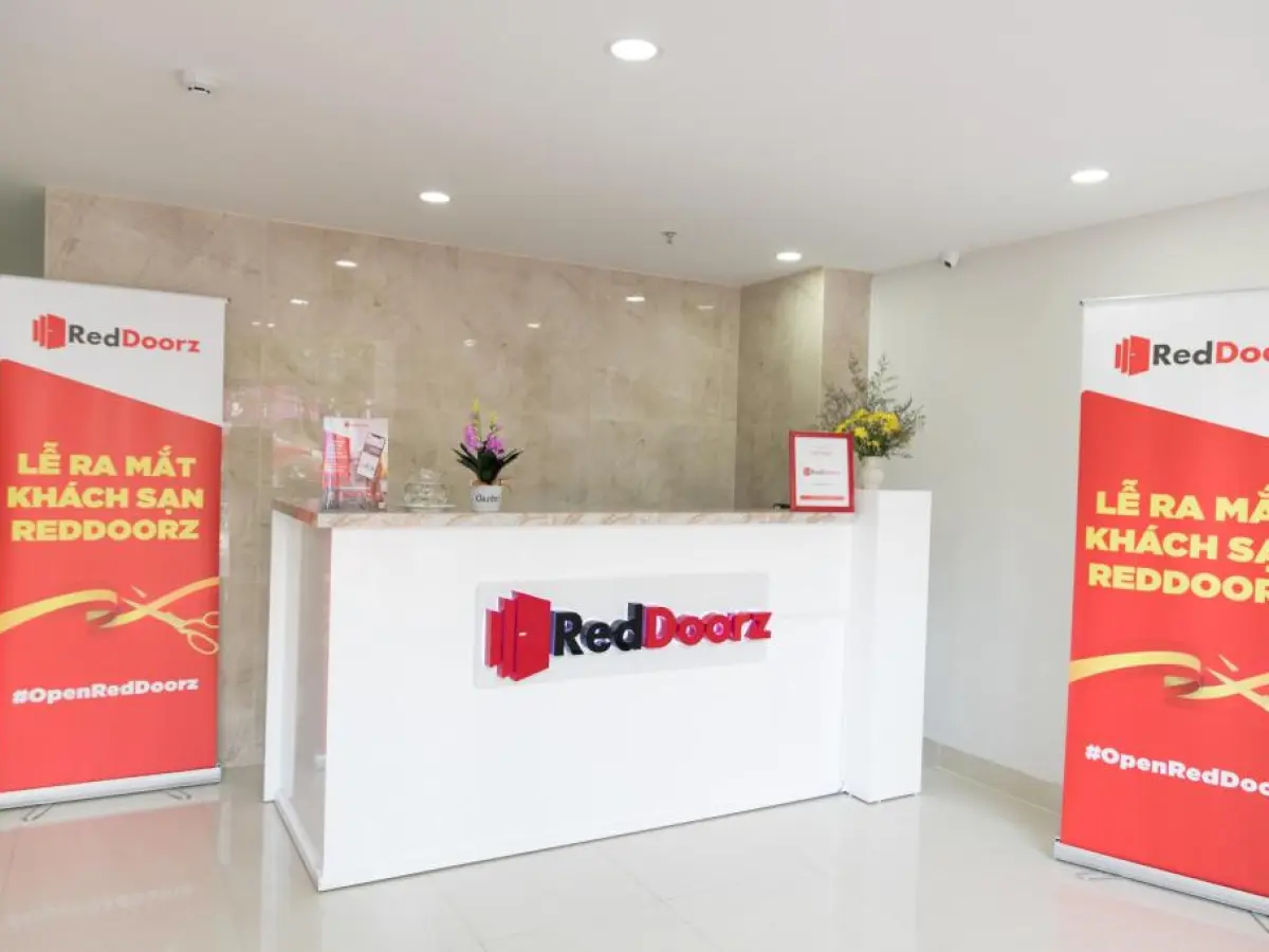 RedDoorz Plus near E-Town 2