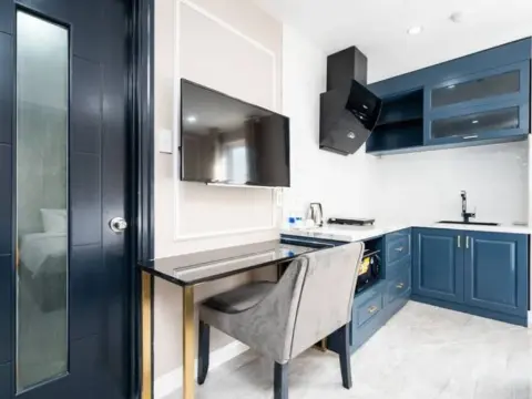 The Arrivals Hotel - Photo 2