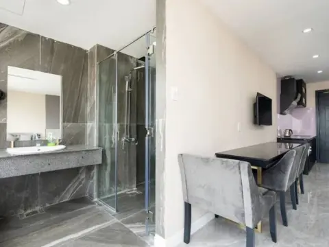 The Arrivals Hotel - Photo 4